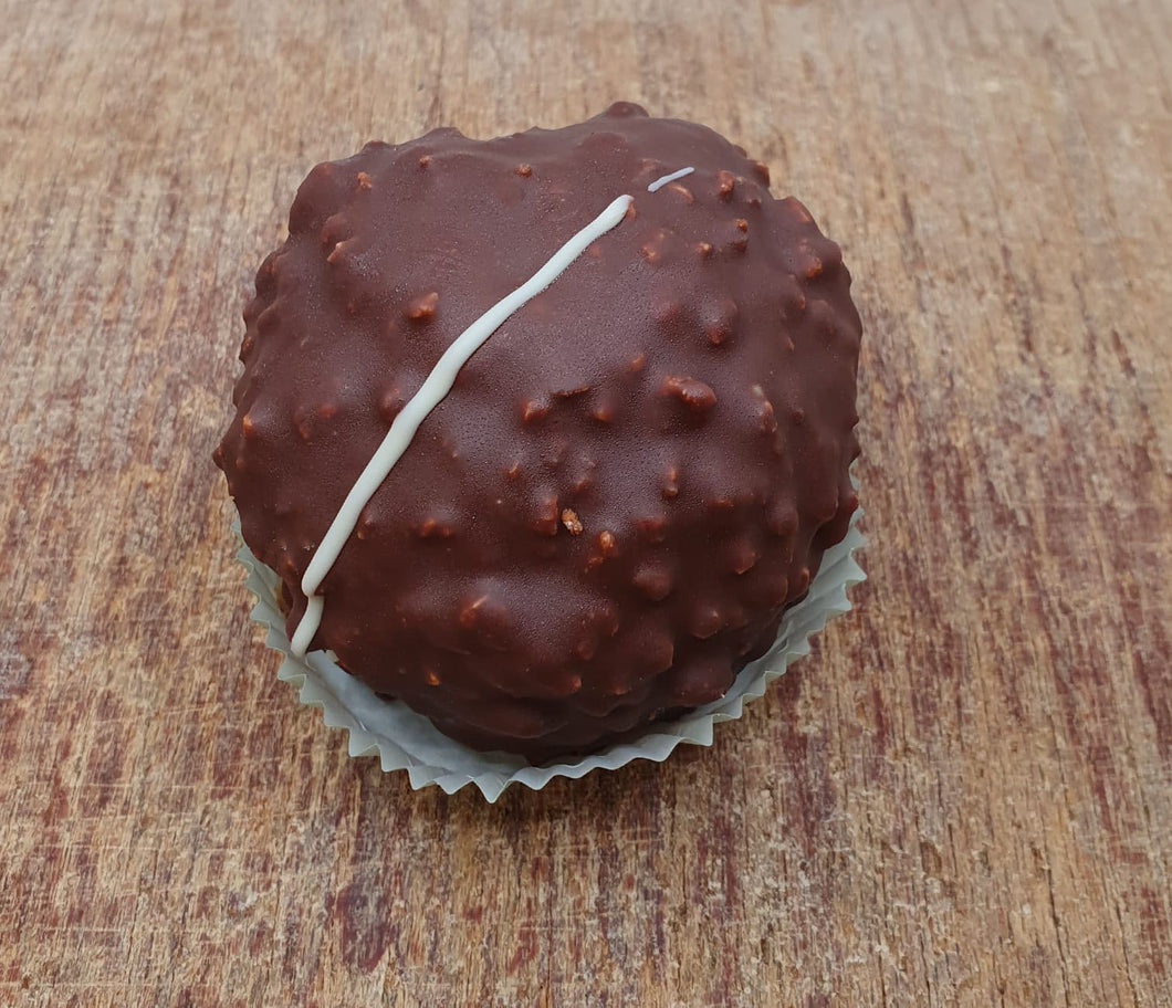 Hazelnootbol geglaceerd met pure chocolade